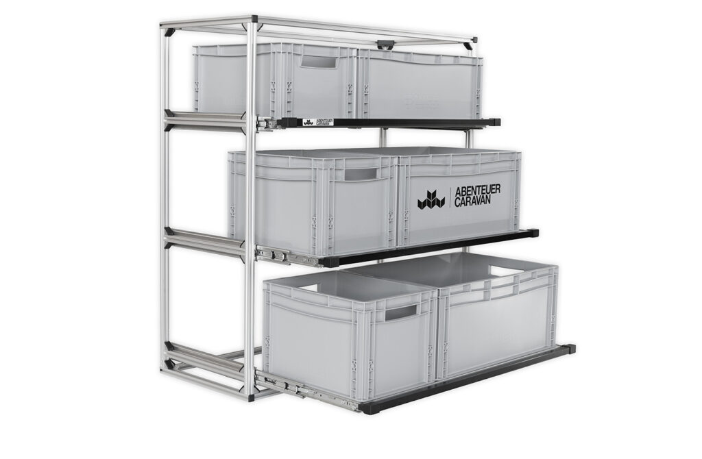 Auszugssystem Heckgarage Wohnmobil: Maßgefertigtes Regalsystem Quer Q93 offen mit Einhandverriegelung und grauen Euroboxen.