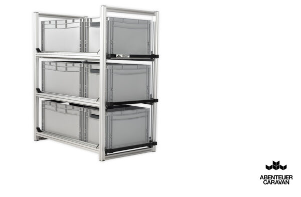 Auszugssystem Heckgarage Wohnmobil: Maßgefertigtes Regalsystem mit Einhandverriegelung und grauen Euroboxen.