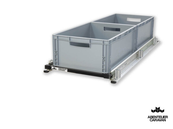 Doppelboden-Einfachauszug_AbenteuerCaravan_400x1200-1 Auszugssystem Wohnmobil: Maßgefertigtes Regalsystem mit Einhandverriegelung und grauen Euroboxen.