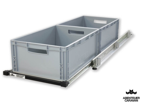 Doppelboden-Einfachauszug_AbenteuerCaravan_400x1200-2 Auszugssystem Wohnmobil: Maßgefertigtes Regalsystem mit Einhandverriegelung und grauen Euroboxen.