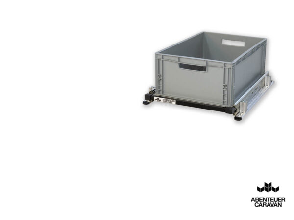 Auszugssystem Wohnmobil: Maßgefertigtes Regalsystem mit Einhandverriegelung und grauen Euroboxen.