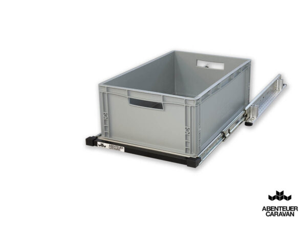 Auszugssystem Wohnmobil: Maßgefertigtes Regalsystem mit Einhandverriegelung und grauen Euroboxen.