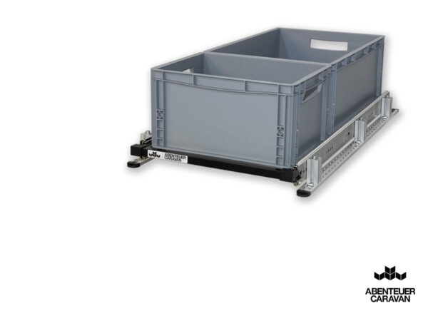 Auszugssystem Wohnmobil: Maßgefertigtes Regalsystem mit Einhandverriegelung und grauen Euroboxen.