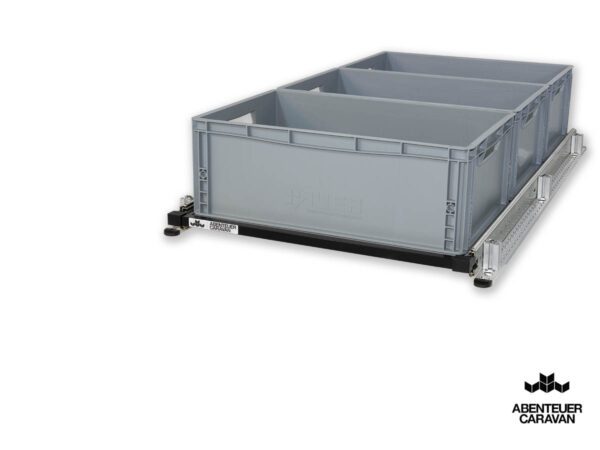 Doppelboden-Einfachauszug_AbenteuerCaravan_600x1200-1 Auszugssystem Wohnmobil: Maßgefertigtes Regalsystem mit Einhandverriegelung und grauen Euroboxen.