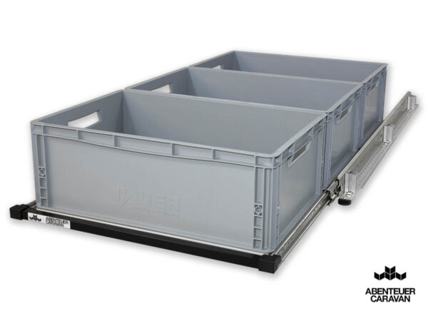 Doppelboden-Einfachauszug_AbenteuerCaravan_600x1200-2 Auszugssystem Wohnmobil: Maßgefertigtes Regalsystem mit Einhandverriegelung und grauen Euroboxen.