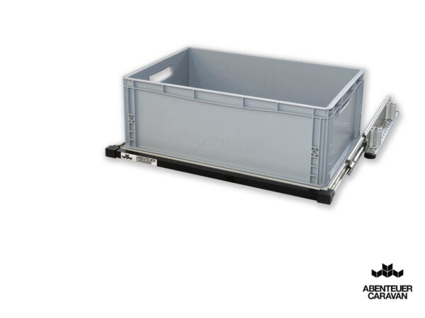 Doppelboden-Einfachauszug_AbenteuerCaravan_600x400-2 Auszugssystem Wohnmobil: Maßgefertigtes Regalsystem mit Einhandverriegelung und grauen Euroboxen.