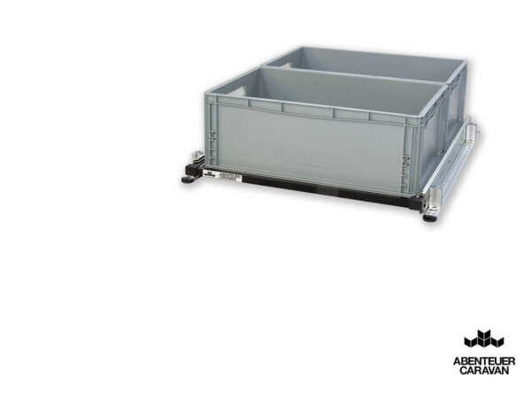 Doppelboden-Einfachauszug_AbenteuerCaravan_600x800-1 Auszugssystem Wohnmobil: Maßgefertigtes Regalsystem mit Einhandverriegelung und grauen Euroboxen.