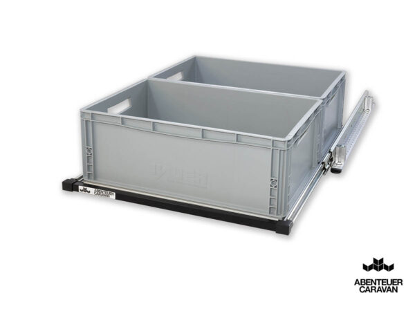 Doppelboden-Einfachauszug_AbenteuerCaravan_600x800-2 Auszugssystem Wohnmobil: Maßgefertigtes Regalsystem mit Einhandverriegelung und grauen Euroboxen.