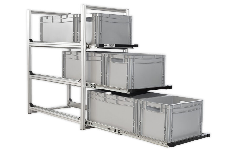 Auszugssystem Heckgarage Wohnmobil: Maßgefertigtes Regalsystem mit Einhandverriegelung und grauen Euroboxen.