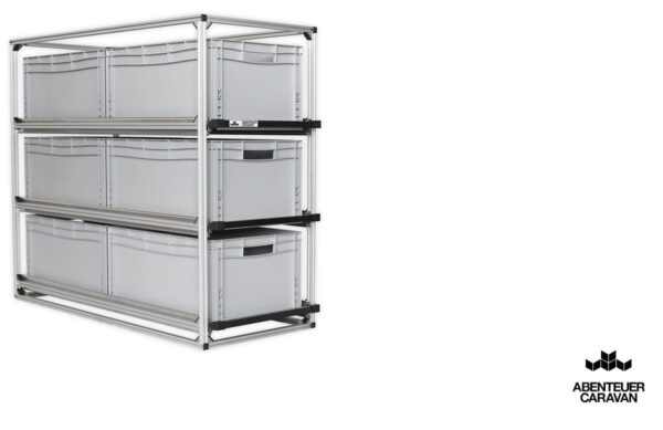 Auszugssystem Heckgarage Wohnmobil: Maßgefertigtes Regalsystem mit Einhandverriegelung und grauen Euroboxen.
