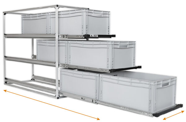 Auszugssystem Heckgarage Wohnmobil: Maßgefertigtes Regalsystem mit Einhandverriegelung und grauen Euroboxen.