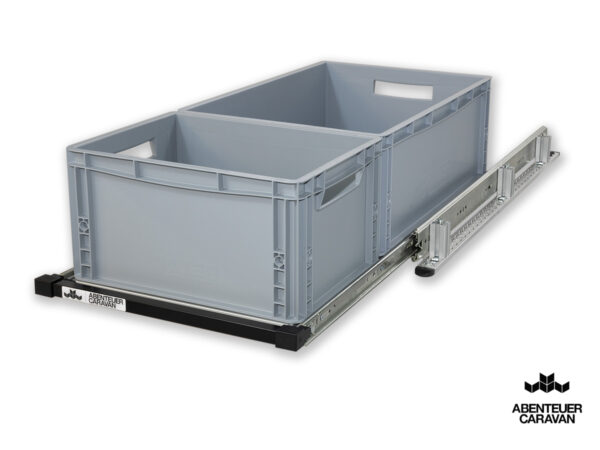 WohnmobilRegalsystem-400x900-2 Auszugssystem Kastenwagen: Maßgefertigtes Regalsystem mit Einhandverriegelung und grauen Euroboxen.
