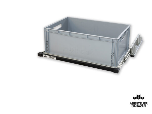 WohnmobilRegalsystem-600x400-2 Auszugssystem Kastenwagen: Maßgefertigtes Regalsystem mit Einhandverriegelung und grauen Euroboxen.