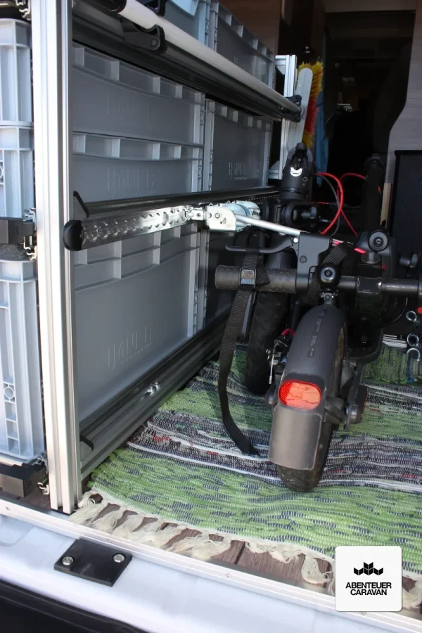 E-Scooter Halter für Airline-Zurrschiene